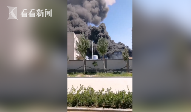 葫芦岛化工厂起火包装箱 2人重伤身亡 现场浓烟滚滚